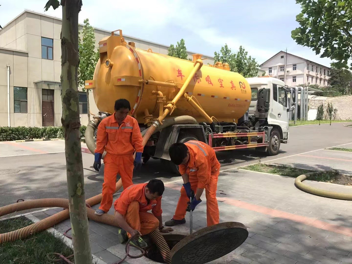 拜城管道疏通车停在窨井附近