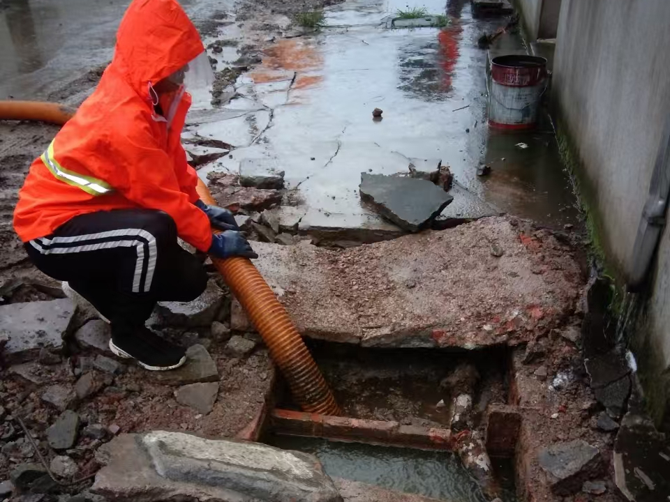 拜城专业清理污水池 炜誉市政以规范流程守护城市 “肠道”